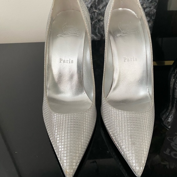 Great pair of heels - never been worn! - Picture 2 of 3